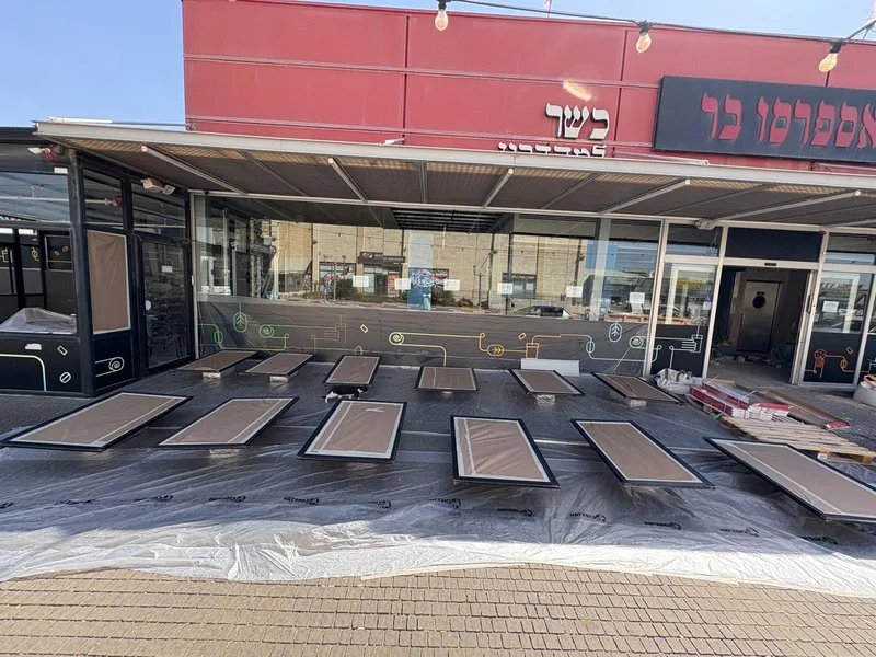 מיסוך מסגרות לחלונות ראווה
