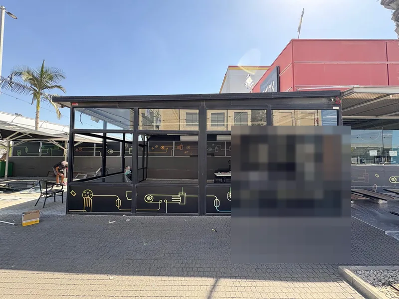 חזית מסחרית במסגרות שחורות